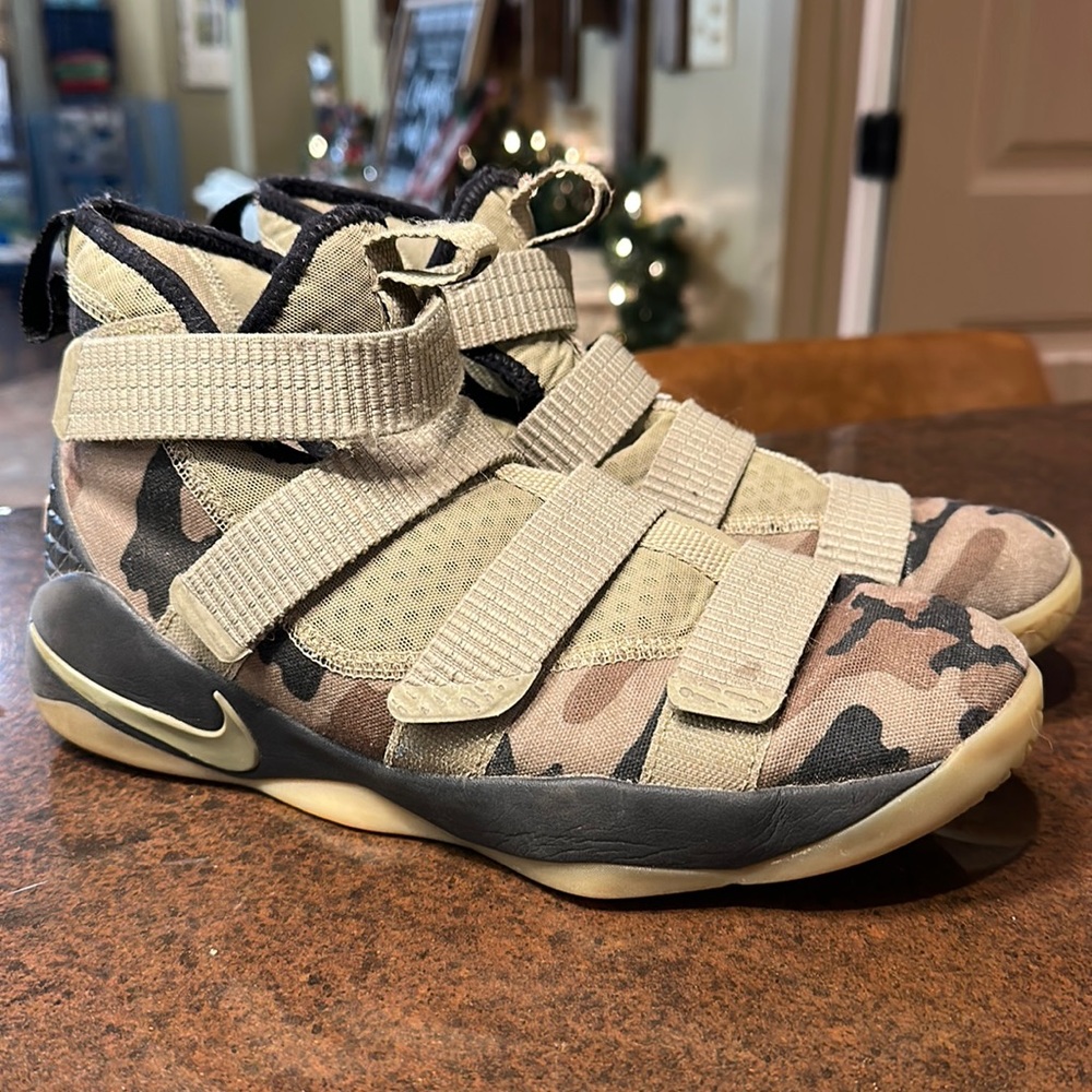 Nike Lebron Soldier Camo shoes size 7Y